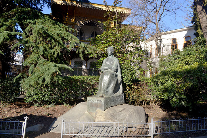 Памятник Л. Украинки