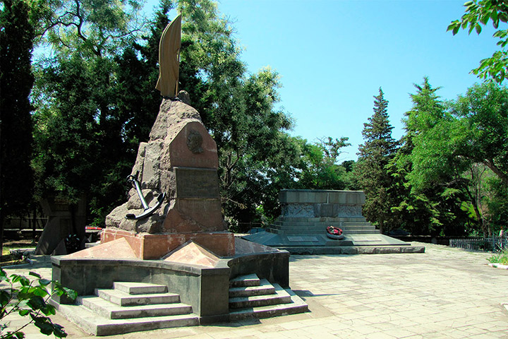 Кладбище Коммунаров. Памятник Шмидту