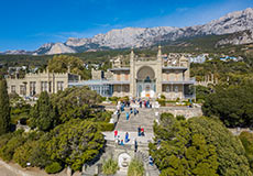 Южный фасад с львиной террасой. Воронцовский дворец. Алупка. 