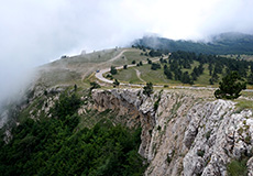 Дорога по плато к вершине горы Ай-Петри. 