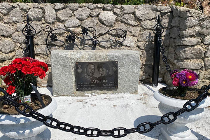 Памятник Владимиру и Ларисе Тареевым