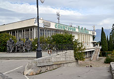 Памятник «Большой тройке». Ялта, Ливадия