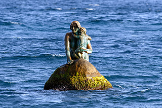 Скульптура «Русалка» в море