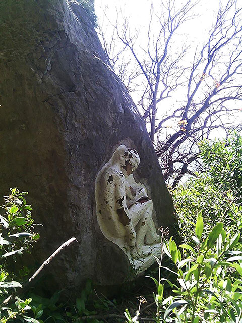 Сидящий мальчик