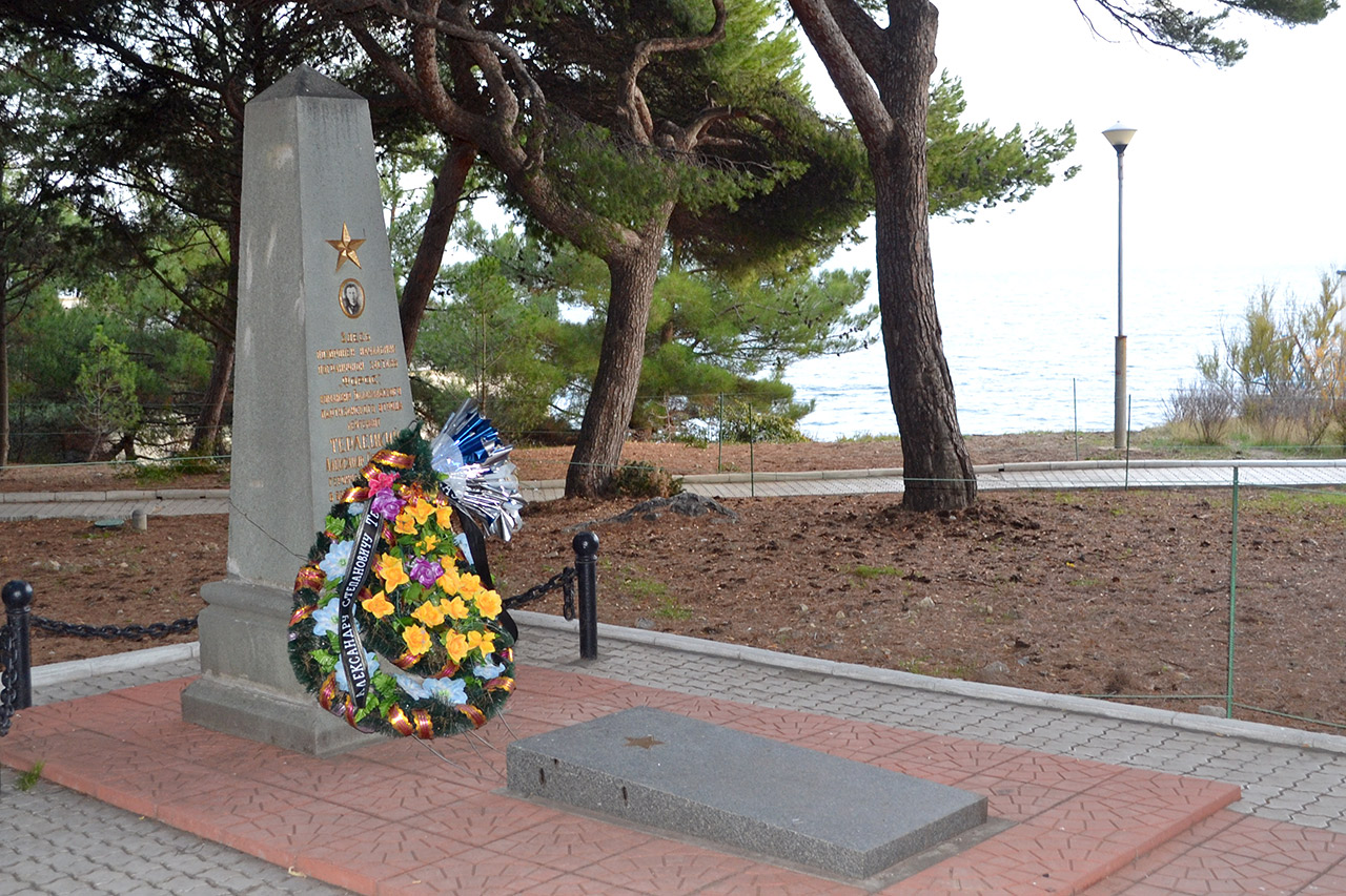 Памятник на могиле А. С. Терлецкого (Форос) — путеводитель по отдыху в Крыму