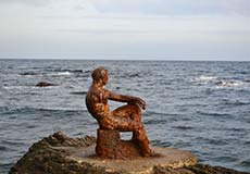«Крымский Алеша» — чугунный памятник сидящего купальщика (без руки) на моле. Форос
