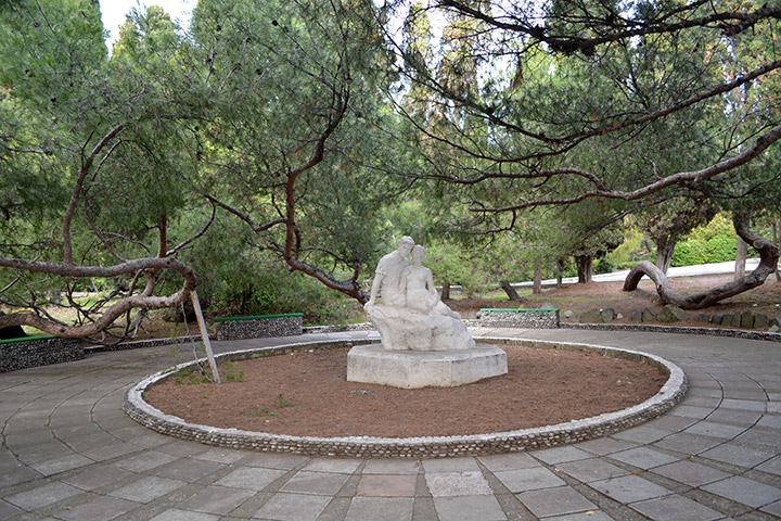 Скульптура «Отдыхающие». Парк. Форос