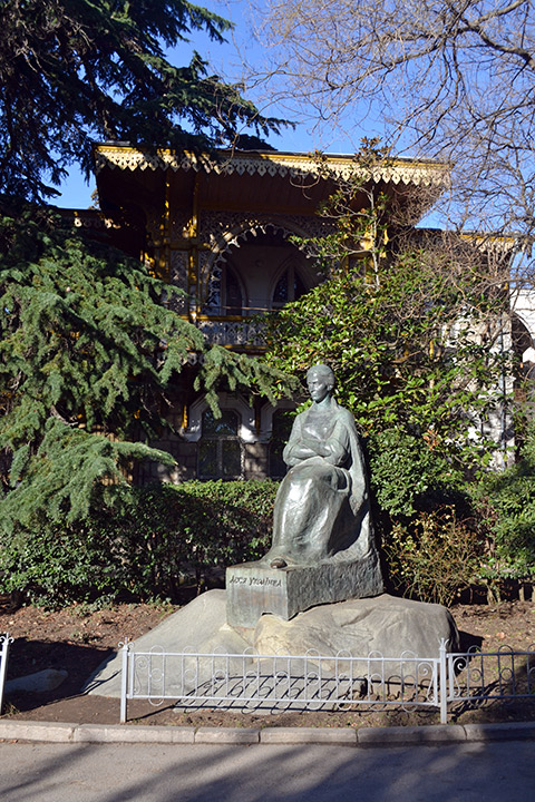 Памятник Леси Украинки (Ялта)
