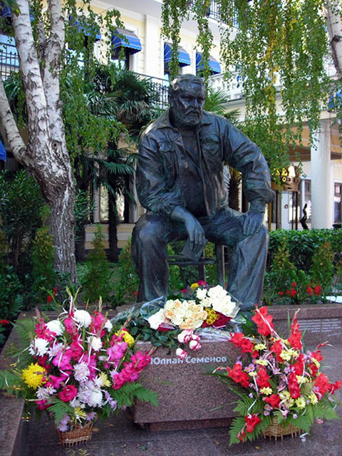 Памятник Ю. Семенову