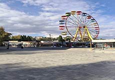 Колесо обозрения перед Центральной набережной в Алуште