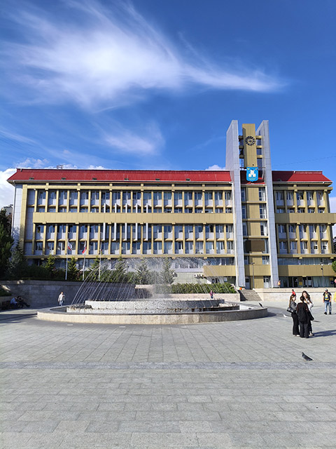 Алуштинский городской совет. Площадь Советская. Центр Алушты