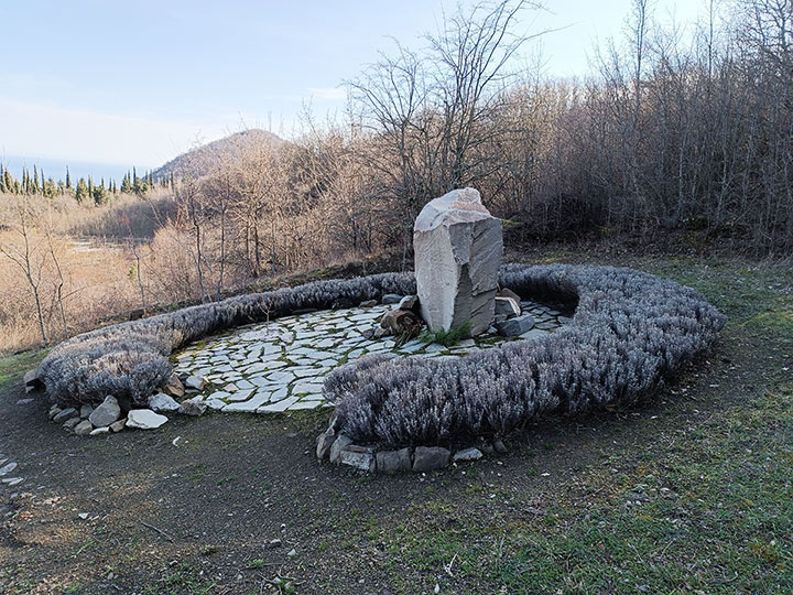 Памятник на месте крушения вертолёта (Алушта)