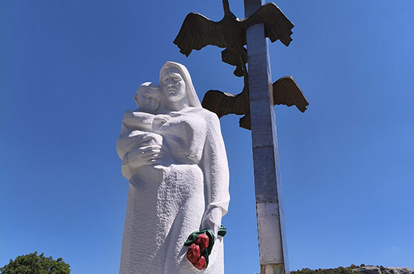 Братская могила советских воинов Красный мак