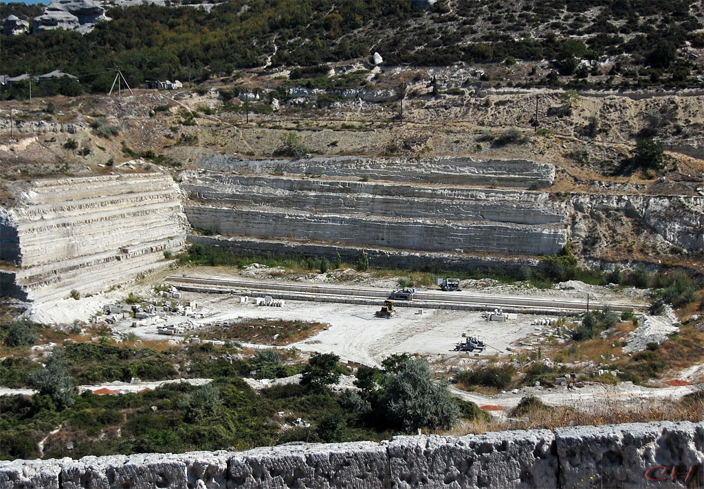 Карьер белый камень. Белый инкерманский камень. Инкерманский известняк. Инкерманский камень добыча Севастополь. Крымский известняк инкерманский