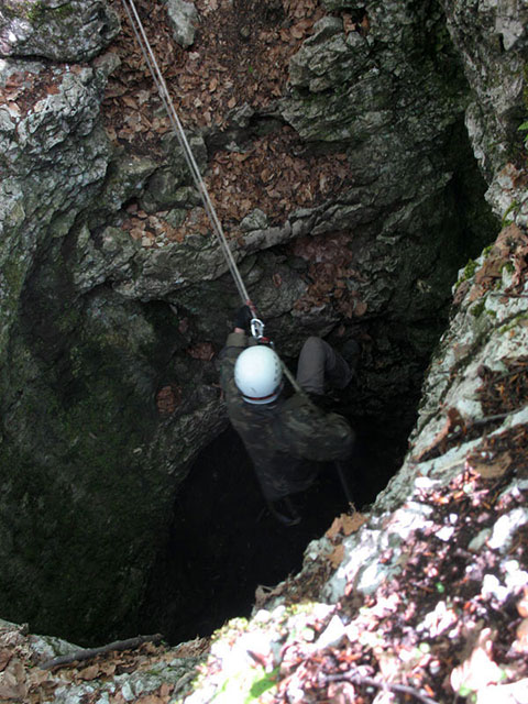 Пещера Вялова. Спуск (Чатыр-Даг)