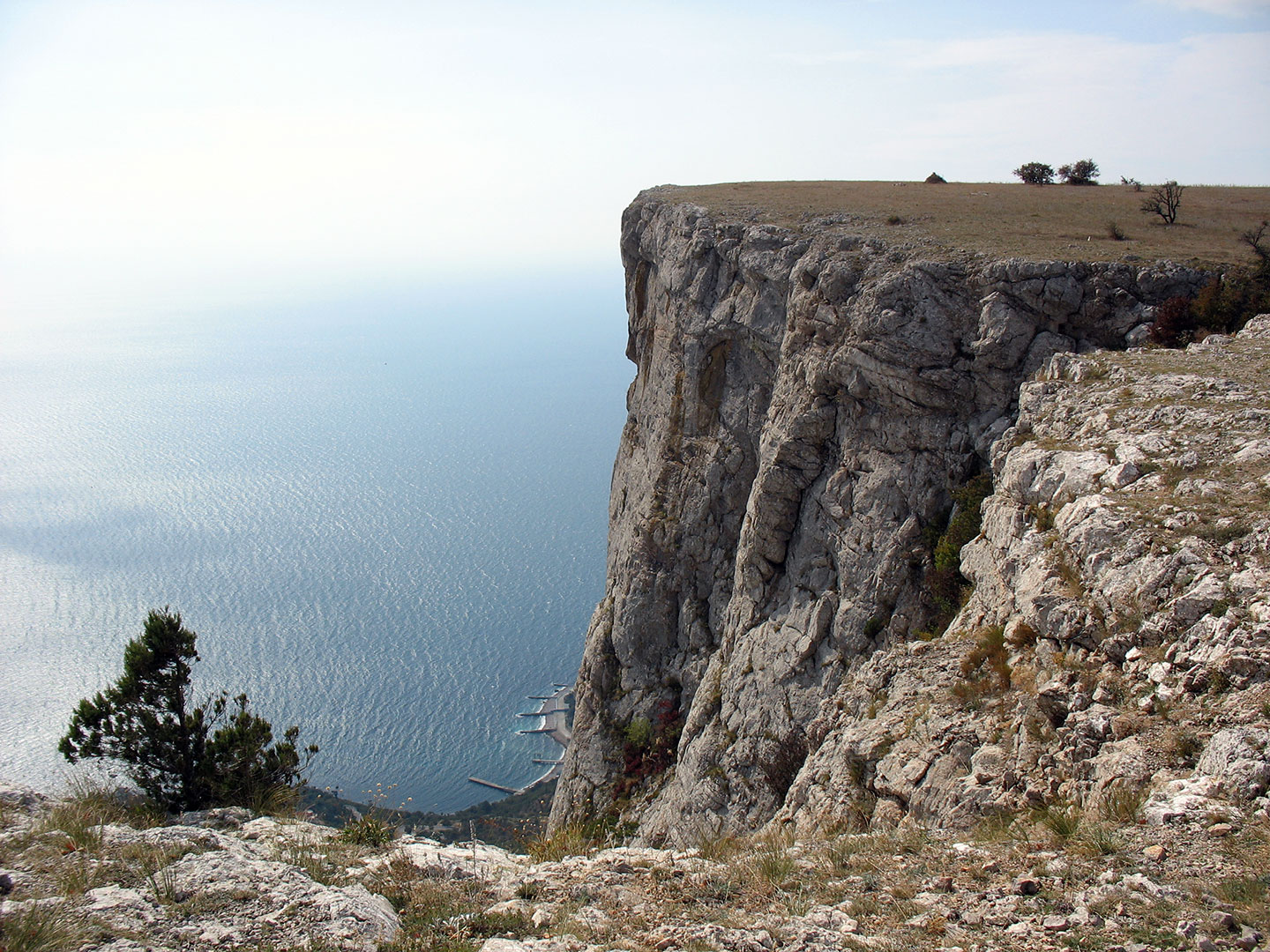 Серый день горы крым. Байдаро-Кастропольская стена в Крыму. Главная Горная гряда Крыма. Гора Кастропольская Крым. Крымские горы Главная гряда.