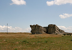 Портал-памятник у входа в музей