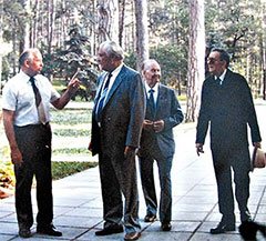 Михаил Горбачев на прогулке