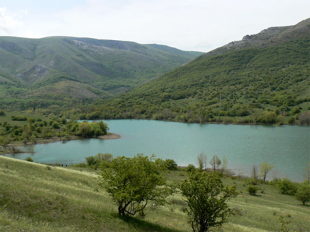 Перевальное озеро и горы