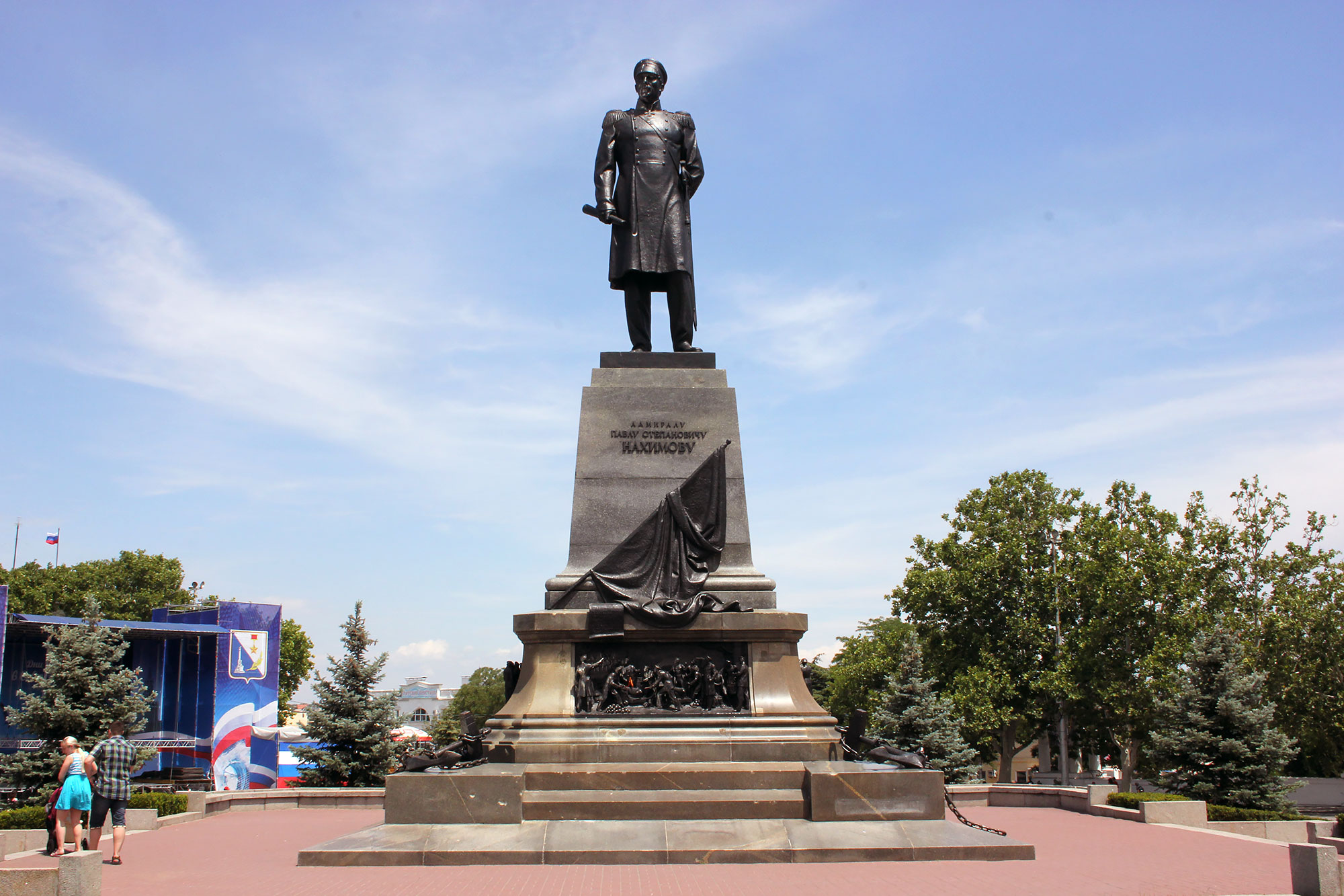 Где находится нахимова. Нахимов памятник в Севастополе. Памятник адмиралу п. с. Нахимову в Севастополе. Адмирал Нахимов памятник в Севастополе. Памятник нахимовусевастополя.