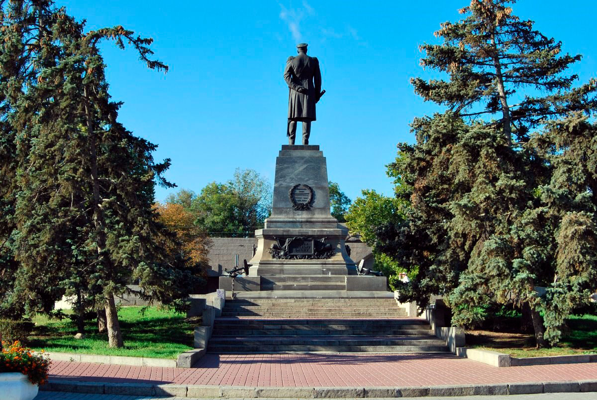 Памятники севастополя фото. Памятник Нахимова Севастополь. Севастополь памятник Нахи. Адмирал Нахимов памятник в Севастополе. Памятник адмиралу п. с. Нахимову в Севастополе.