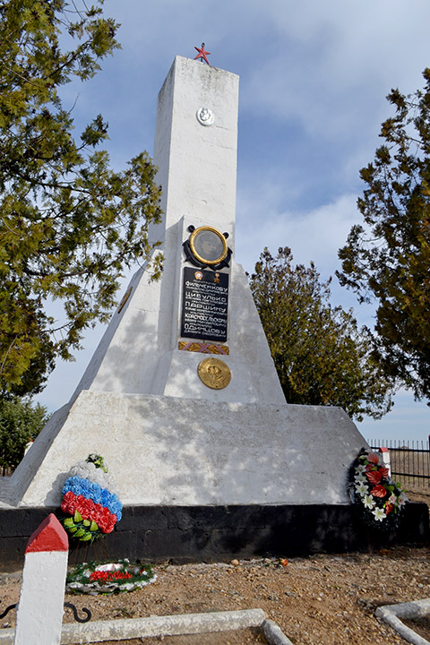 Памятник 5 черноморцам