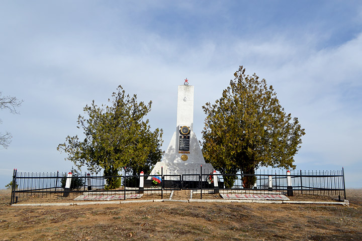 Памятник 5 черноморцам