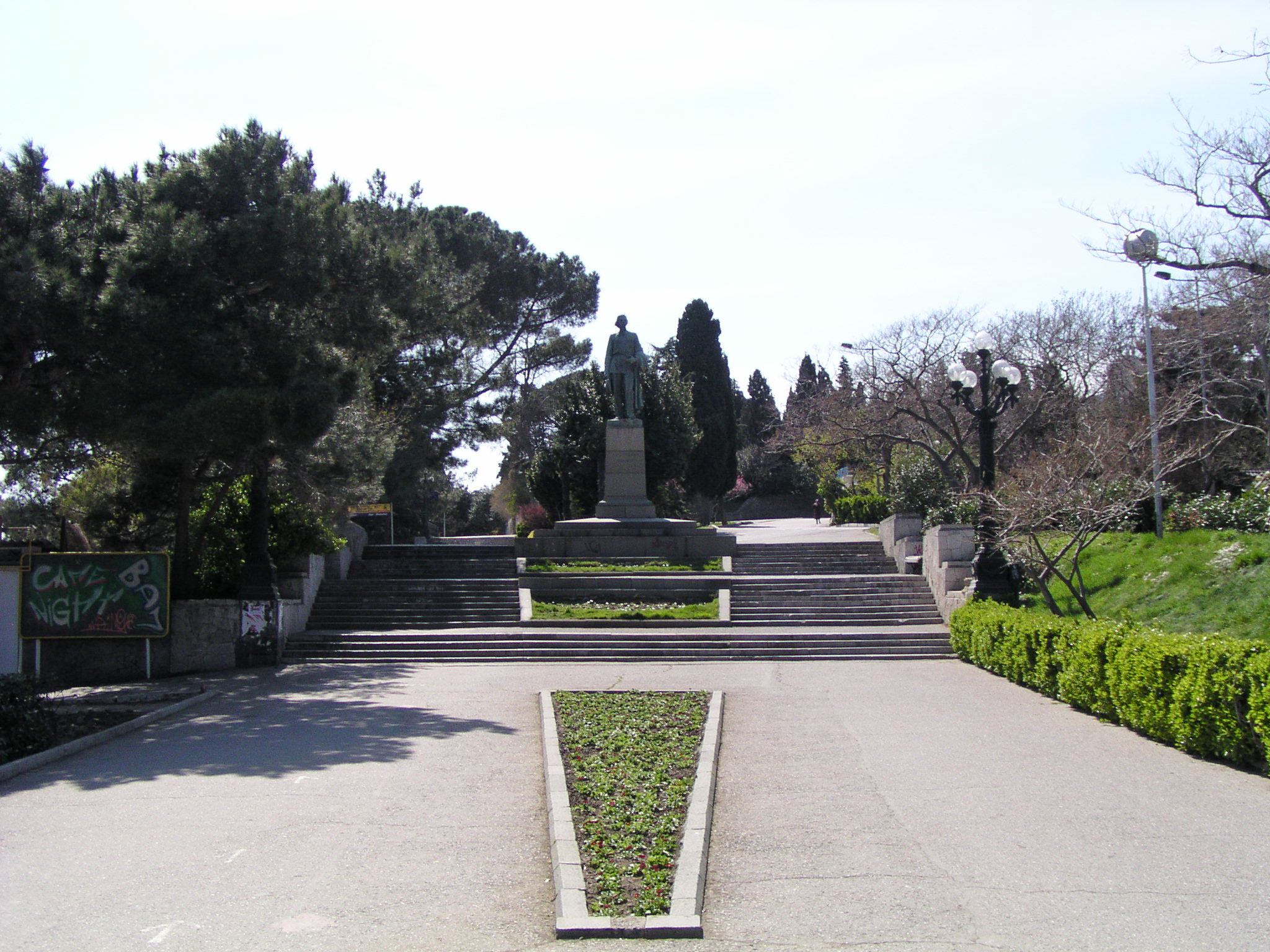 Ялта культурная. Памятник Максиму Горькому в Ялте. Ялта Приморский парк памятник. Монумент в Ялте императрице Марии.