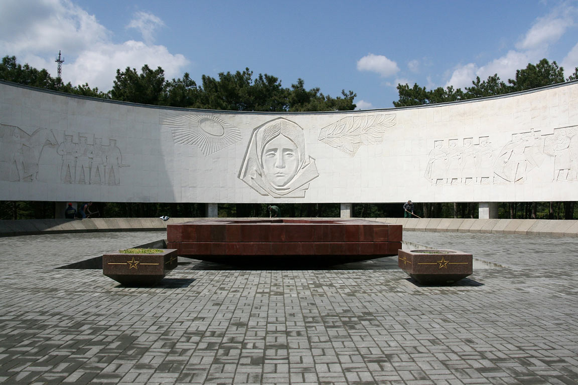 Памятники великой отечественной в крыму. Мемориальный комплекс холм славы. Ялта мемориал славы. Ялта вечный огонь холм славы. Холм славы дарсан.