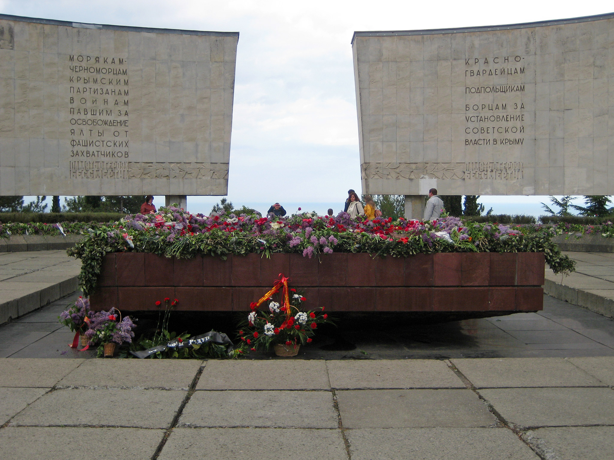 Холм славы. Холм славы Ялта. Ялта аллея славы. Дорога на холм славы Ялта. Холм славы Орджоникидзе.