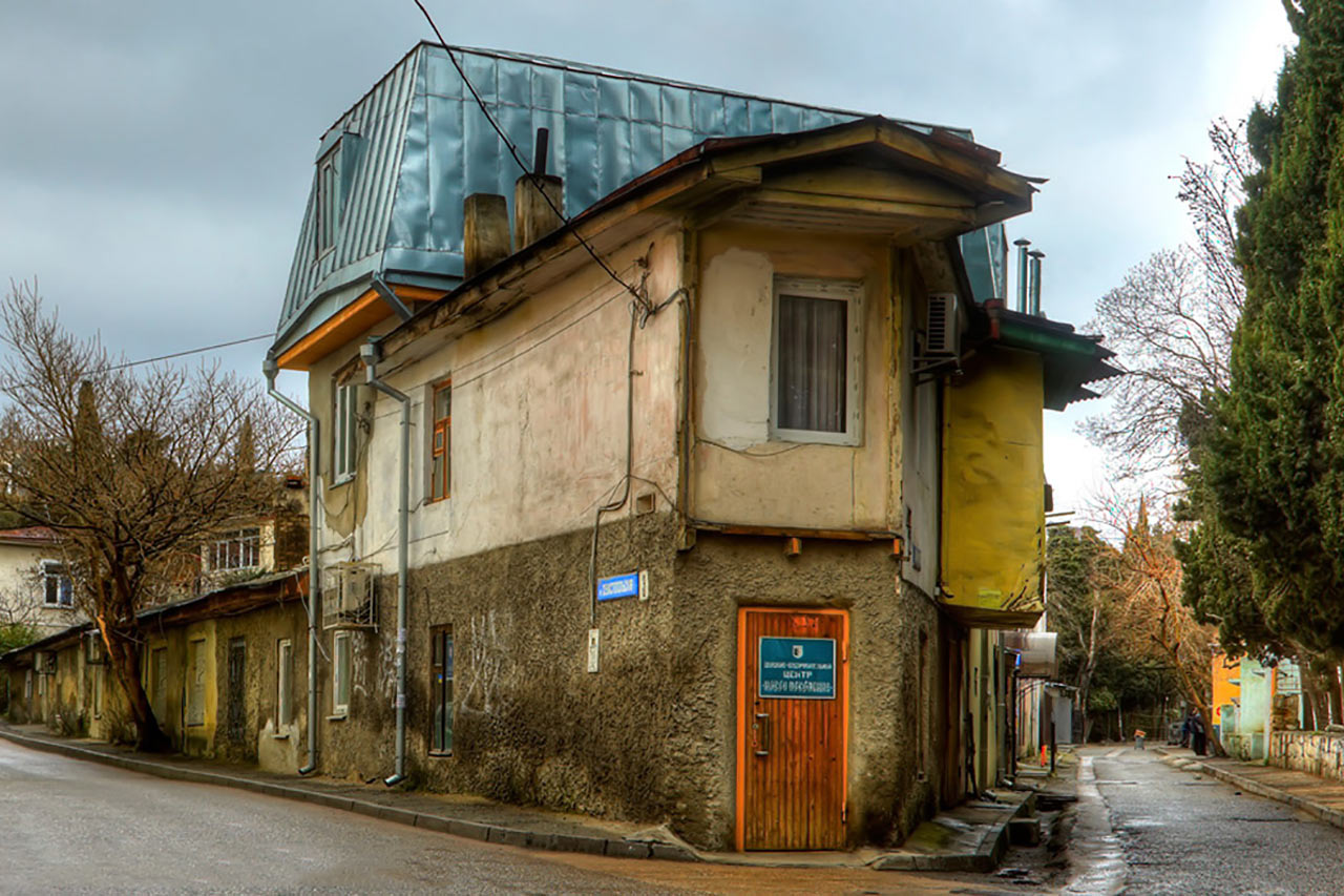 Ялтинская улица дом. Ялта окраина. Улочки Ялты. Ялта старый город. Ялта улицы города старинные.