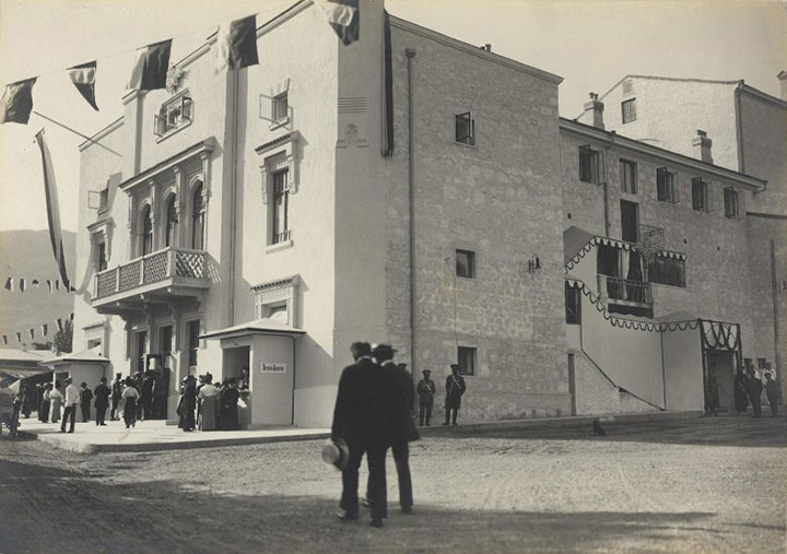 Базар в Народном доме. Ялта. 1913