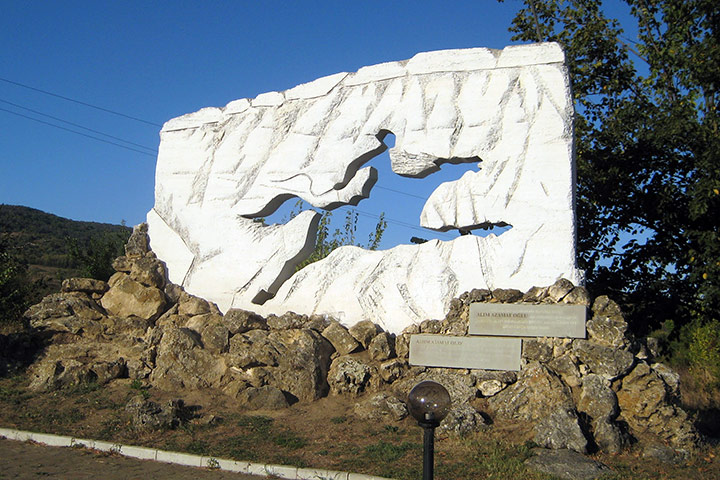 Памятник Алим Азамат-оглу