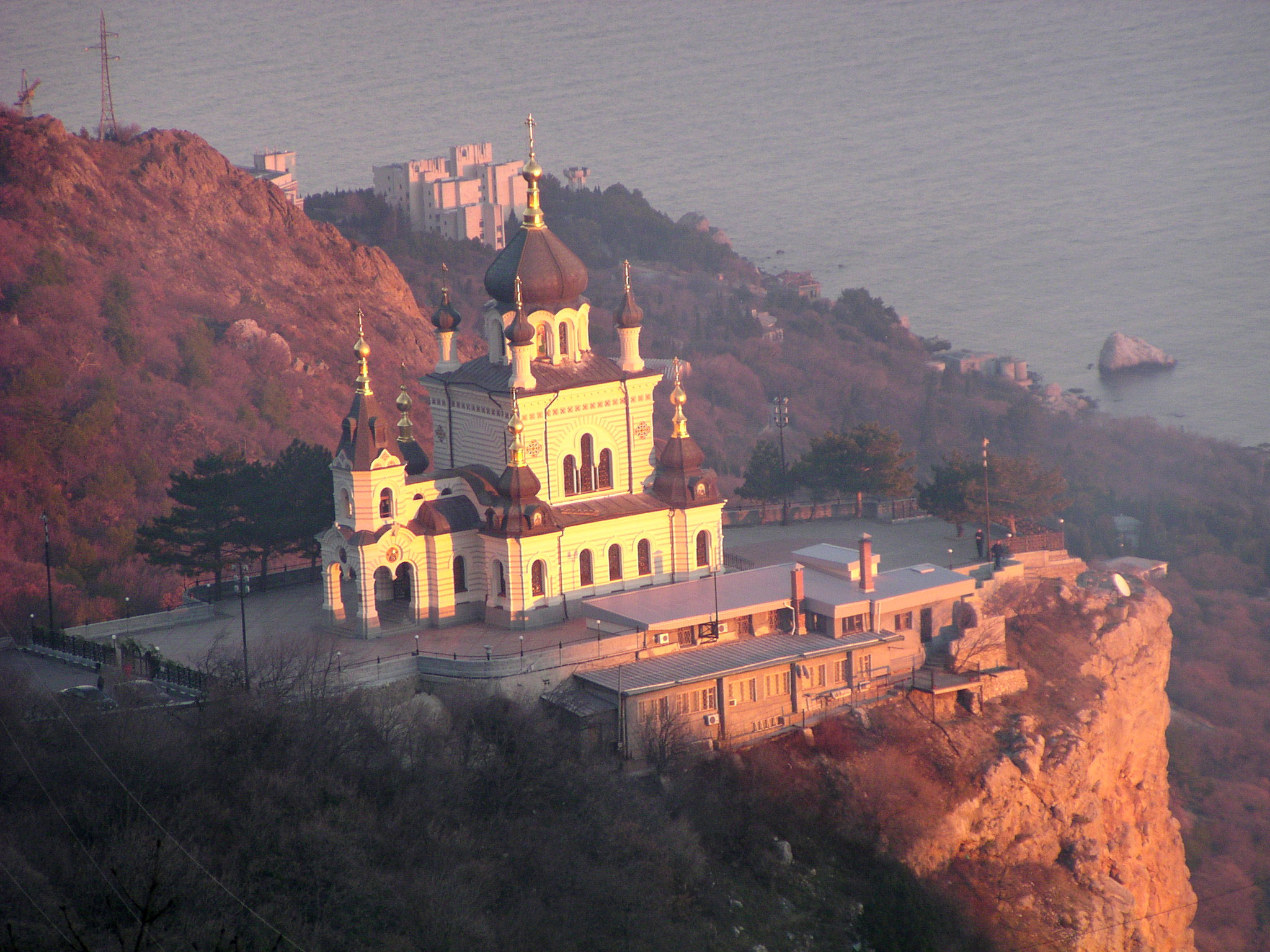 Бахчисарай ялта. Форосский храм, Ялта. Байдарские ворота Церковь. Форосская крепость Крым. Воскресенская Церковь Форос Байдарские ворота.