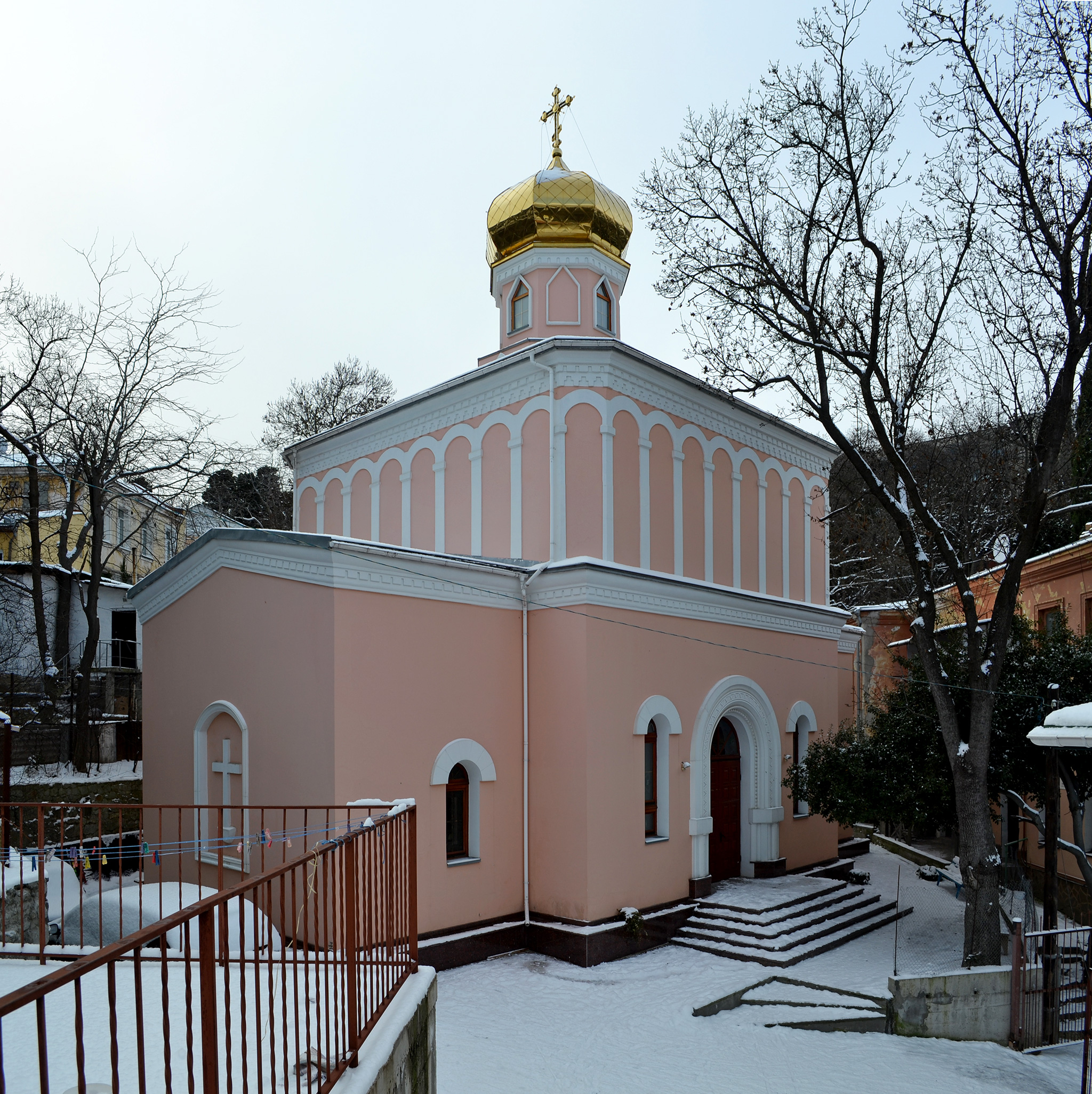 Ялта воскресенье. Храм Воскресения Христова Ялта. Храм на Щербака, Ялта. Храм Архангела Михаила в Ялте.